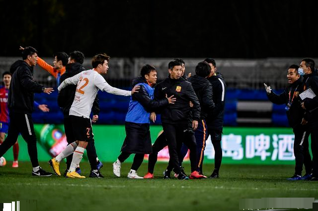  图卢兹绝杀Troyes保级成功 球迷冲进场庆贺  